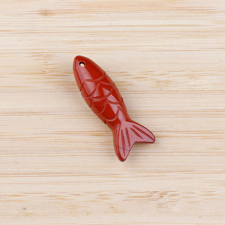 Collier pendentif en Buddha Stones sculptée en forme de carpe koï, cristal rose, agate indienne et améthyste, symbole de chaleur et de prospérité - Jaspe rouge (Dimensions du pendentif : 15 x 40 mm) - image 9