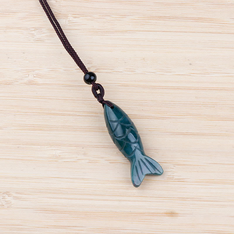 Collier pendentif en Buddha Stones sculptée en forme de carpe koï, cristal rose, agate indienne et améthyste, symbole de chaleur et de prospérité - Agate indienne (Dimensions du pendentif : 15 x 40 mm) - image 3