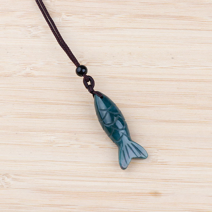 Collier pendentif en Buddha Stones sculptée en forme de carpe koï, cristal rose, agate indienne et améthyste, symbole de chaleur et de prospérité - Agate indienne (Dimensions du pendentif : 15 x 40 mm) - image 3