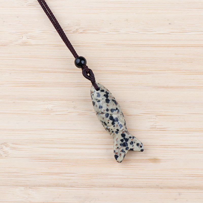 Collier pendentif en Buddha Stones sculptée en forme de carpe koï, cristal rose, agate indienne et améthyste, symbole de chaleur et de prospérité - Jaspe dalmatien (Dimensions du pendentif : 15 x 40 mm) - image 14