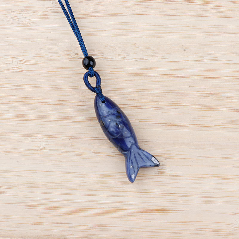 Collier pendentif en Buddha Stones sculptée en forme de carpe koï, cristal rose, agate indienne et améthyste, symbole de chaleur et de prospérité - Sodalite (Dimensions du pendentif : 15 x 40 mm) - image 16