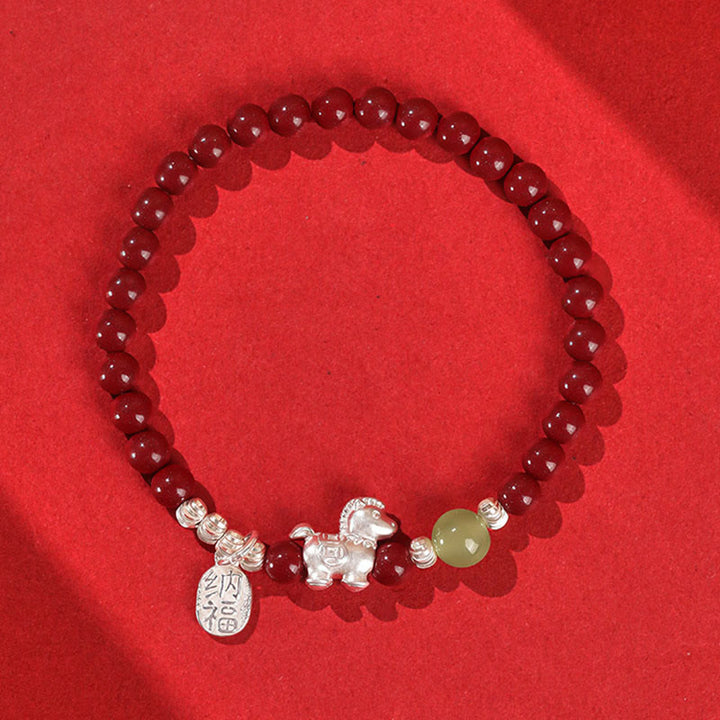 Bracelet de concentration en Buddha Stones, année du Cheval, cinabre, jade Hetian, argent sterling 999 et cordon rouge - Cheval en argent sterling 999 et jade cinabre Hetian (tour de poignet : 14-15 cm) - image 1