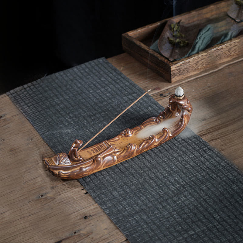 Brûleur d'encens en forme de petit bateau en Buddha Stones et de cigale - Pêche depuis un bateau solitaire (25*5,5*5,5 cm) - image 0