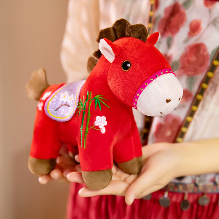 Buddha Stones Année du Cheval Poupée en peluche à motif de fleurs de prunier et de bambou, symbole de richesse et de prospérité - image 0