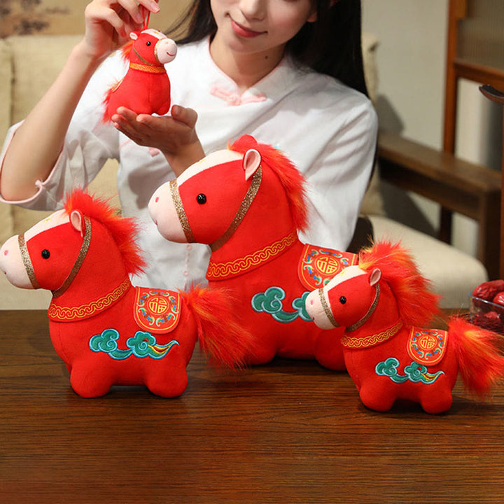 Buddha Stones Année du Cheval Peluche Poney Rouge Motif Nuage Auspicieux Décoration pour la Maison - image 3