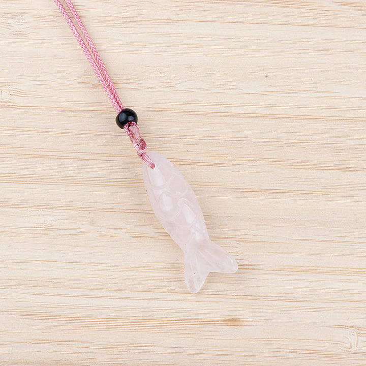 Collier pendentif en Buddha Stones sculptée en forme de carpe koï, cristal rose, agate indienne et améthyste, symbole de chaleur et de prospérité - Cristal rose (Dimensions du pendentif : 15 x 40 mm) - image 0