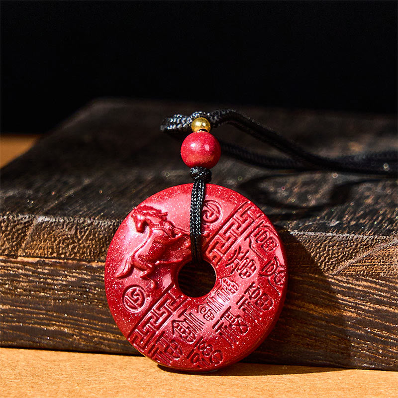 Pendentif en cinabre avec boucle de la paix et symbole de bénédiction, orné du caractère Fu sculpté, représentant l'année du Cheval et Buddha Stones. - Cheval (Dimensions : 30 x 7 mm) - image 0