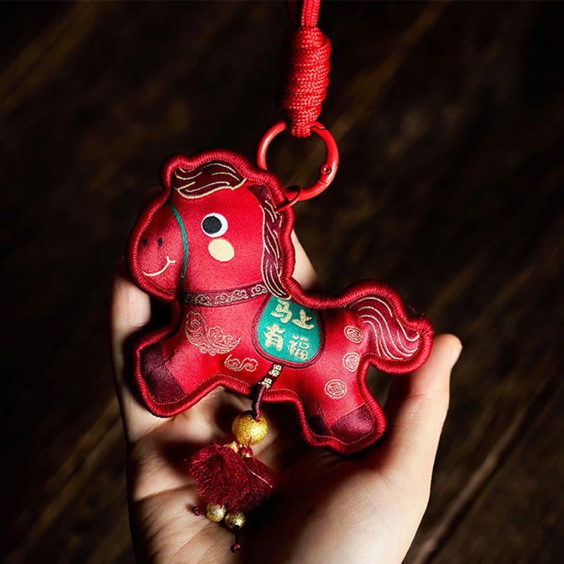 Buddha Stones Année du Cheval Porte-clés à pompon brodé de couleurs variées, symbole de prospérité - Cheval rouge (Dimensions : 9 x 8 cm) - image 1