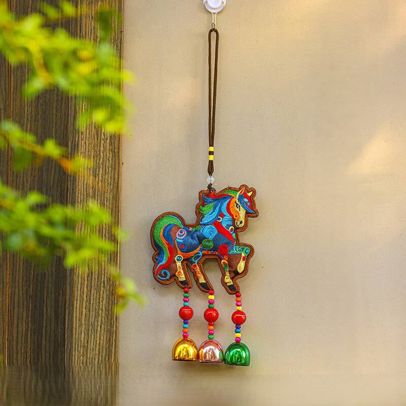 Buddha Stones, broderie Année du Cheval, pièces de cuivre, clochette, breloque, pompon, décoration suspendue, prospérité et succès - Cheval coloré (11*34cm) - image 12