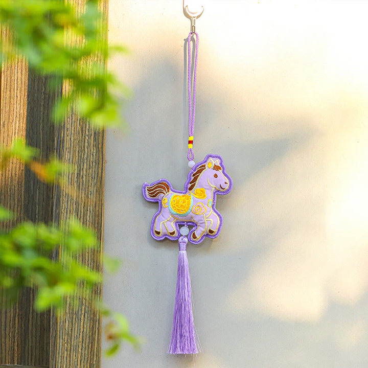 Buddha Stones, broderie Année du Cheval, pièces de cuivre, clochette, breloque, pompon, décoration suspendue, prospérité et succès - Cheval violet (9*35cm) - image 14