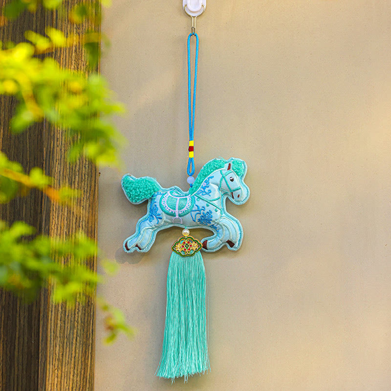 Buddha Stones, broderie Année du Cheval, pièces de cuivre, clochette, breloque, pompon, décoration suspendue, prospérité et succès - Cheval bleu (13 cm x 34 cm) - image 7