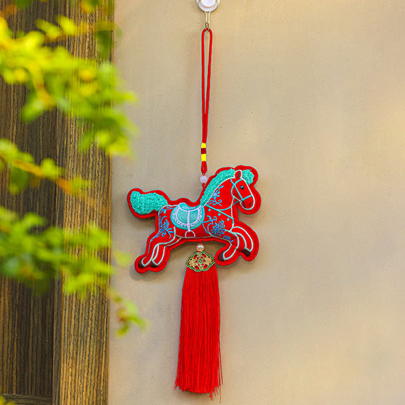 Buddha Stones, broderie Année du Cheval, pièces de cuivre, clochette, breloque, pompon, décoration suspendue, prospérité et succès - Cheval rouge (13 cm x 34 cm) - image 9