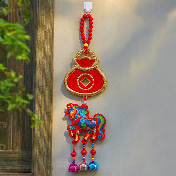 Buddha Stones, broderie Année du Cheval, sac à argent, calebasse, pièces de cuivre, clochette, porte-bonheur, décoration suspendue pour la réussite - Cheval rouge et sac d'argent (12 x 42 cm) - image 9