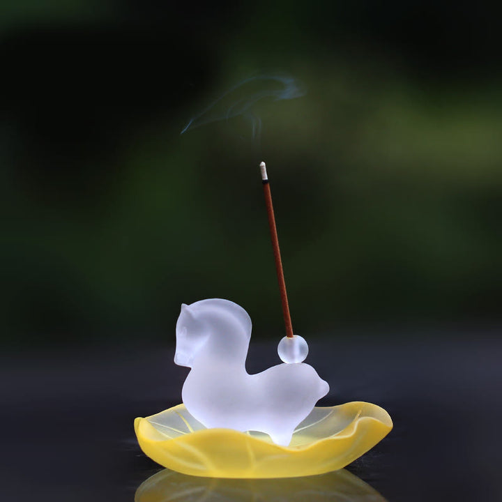 Buddha Stones Année du Cheval Capsule de lotus Feuille de lotus Pièce d'art en cristal Liuli Décoration énergétique pour la maison ou le bureau - Cheval avec trou pour encens et tapis en feuille de lotus jaune - image 3