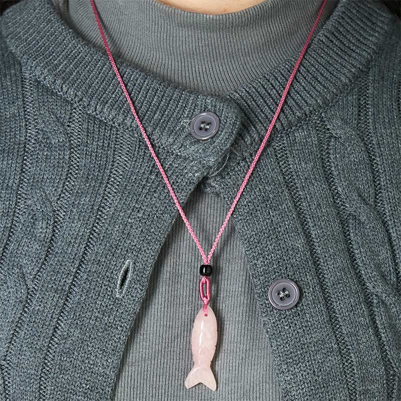 Collier pendentif en Buddha Stones sculptée en forme de carpe koï, cristal rose, agate indienne et améthyste, symbole de chaleur et de prospérité - image 4