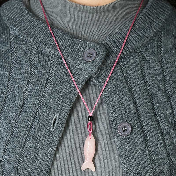 Collier pendentif en Buddha Stones sculptée en forme de carpe koï, cristal rose, agate indienne et améthyste, symbole de chaleur et de prospérité - image 4