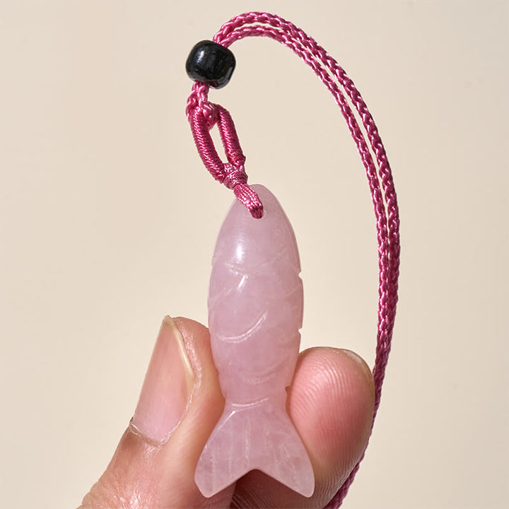 Collier pendentif en Buddha Stones sculptée en forme de carpe koï, cristal rose, agate indienne et améthyste, symbole de chaleur et de prospérité - image 3