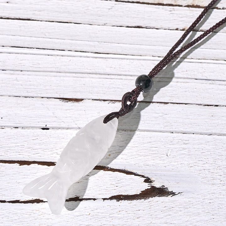 Collier pendentif en Buddha Stones sculptée en forme de carpe koï, cristal rose, agate indienne et améthyste, symbole de chaleur et de prospérité - Cristal blanc (Dimensions du pendentif : 15 x 40 mm) - image 48