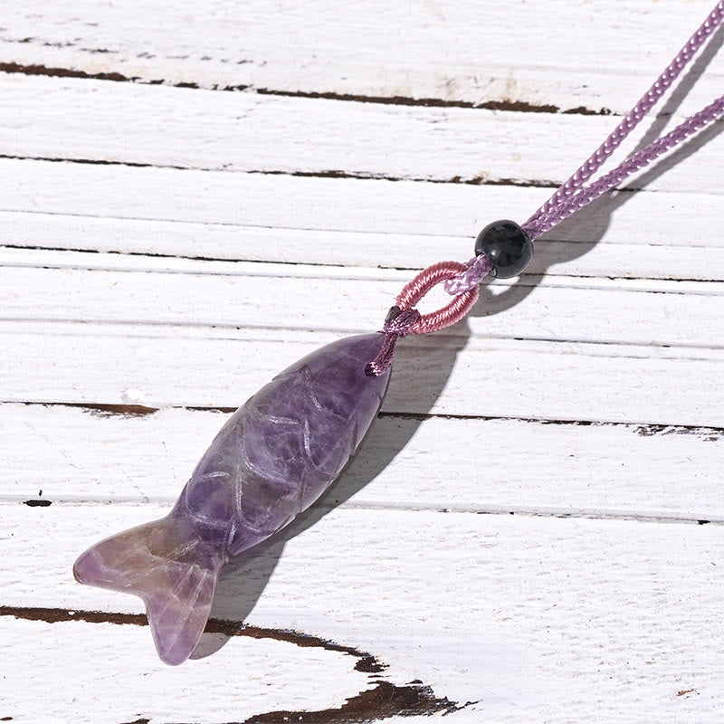 Collier pendentif en Buddha Stones sculptée en forme de carpe koï, cristal rose, agate indienne et améthyste, symbole de chaleur et de prospérité - Améthyste (Dimensions du pendentif : 15 x 40 mm) - image 12