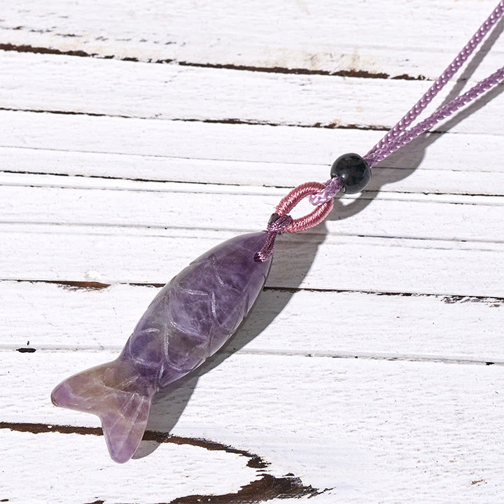 Collier pendentif en Buddha Stones sculptée en forme de carpe koï, cristal rose, agate indienne et améthyste, symbole de chaleur et de prospérité - Améthyste (Dimensions du pendentif : 15 x 40 mm) - image 12