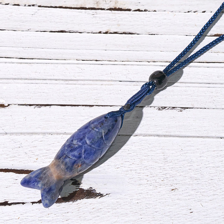 Collier pendentif en Buddha Stones sculptée en forme de carpe koï, cristal rose, agate indienne et améthyste, symbole de chaleur et de prospérité - Sodalite (Dimensions du pendentif : 15 x 40 mm) - image 38