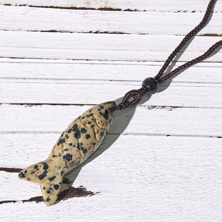Collier pendentif en Buddha Stones sculptée en forme de carpe koï, cristal rose, agate indienne et améthyste, symbole de chaleur et de prospérité - Jaspe dalmatien (Dimensions du pendentif : 15 x 40 mm) - image 33