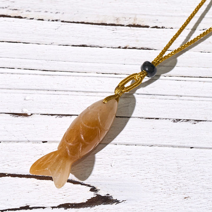 Collier pendentif en Buddha Stones sculptée en forme de carpe koï, cristal rose, agate indienne et améthyste, symbole de chaleur et de prospérité - Topaze (Dimensions du pendentif : 15 x 40 mm) - image 17
