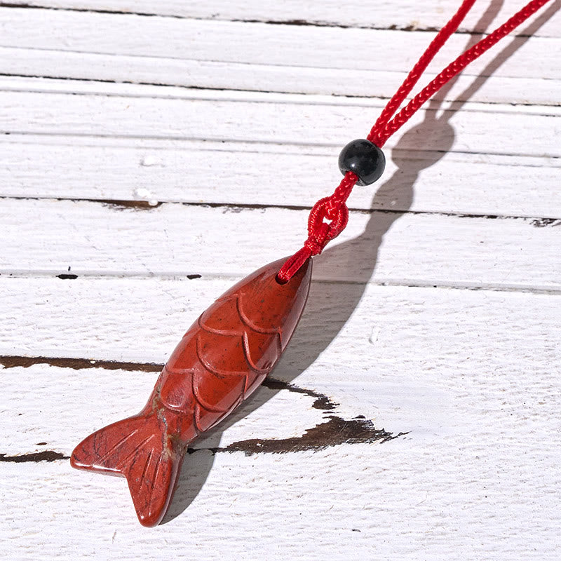 Collier pendentif en Buddha Stones sculptée en forme de carpe koï, cristal rose, agate indienne et améthyste, symbole de chaleur et de prospérité - Jaspe rouge (Dimensions du pendentif : 15 x 40 mm) - image 22