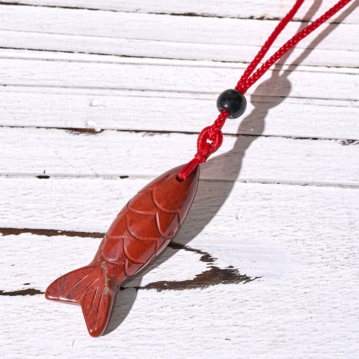 Collier pendentif en Buddha Stones sculptée en forme de carpe koï, cristal rose, agate indienne et améthyste, symbole de chaleur et de prospérité - Jaspe rouge (Dimensions du pendentif : 15 x 40 mm) - image 22