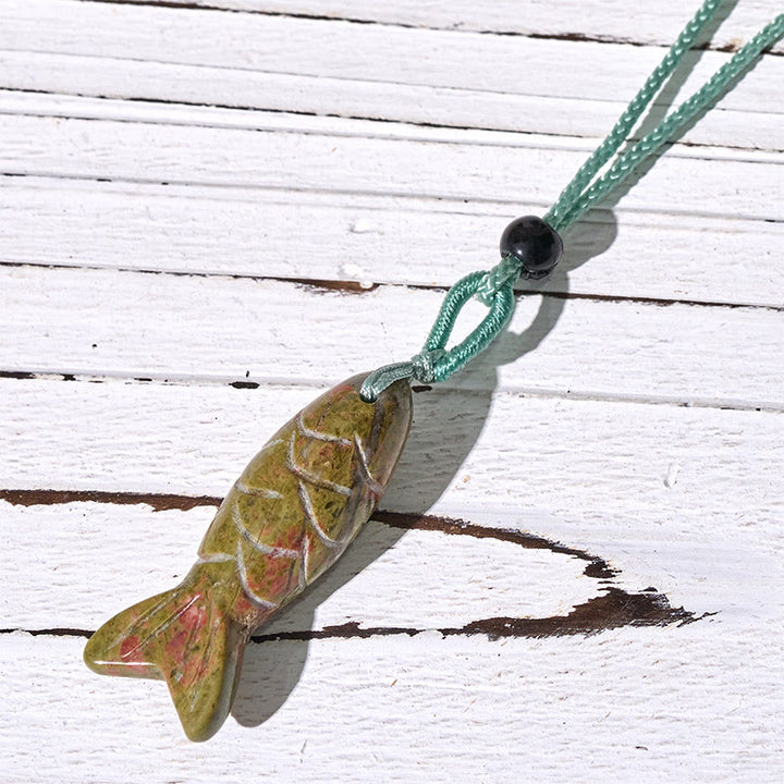 Collier pendentif en Buddha Stones sculptée en forme de carpe koï, cristal rose, agate indienne et améthyste, symbole de chaleur et de prospérité - Unakite (taille du pendentif : 15 x 40 mm). - image 58