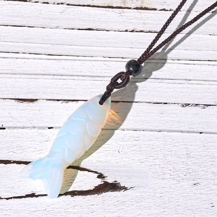 Collier pendentif en Buddha Stones sculptée en forme de carpe koï, cristal rose, agate indienne et améthyste, symbole de chaleur et de prospérité - Opale (Dimensions du pendentif : 15 x 40 mm) - image 53