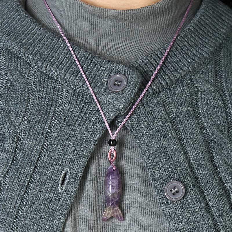 Collier pendentif en Buddha Stones sculptée en forme de carpe koï, cristal rose, agate indienne et améthyste, symbole de chaleur et de prospérité - image 15