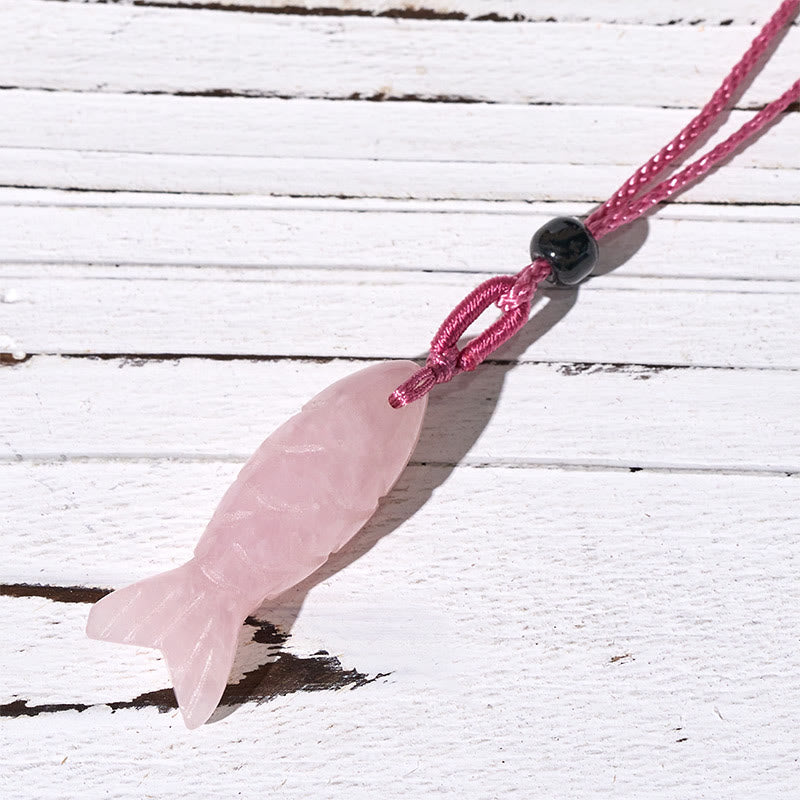 Collier pendentif en Buddha Stones sculptée en forme de carpe koï, cristal rose, agate indienne et améthyste, symbole de chaleur et de prospérité - Cristal rose (Dimensions du pendentif : 15 x 40 mm) - image 1