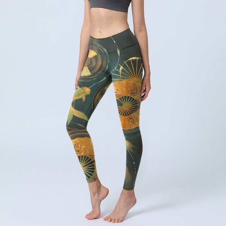 Buddha Stones Leggings de sport pour femmes avec imprimé de carpes koï et éventail pliable. Pantalon de yoga. - Vert olive foncé - US18，UK/AU22，EU50 (4XL) - image 0
