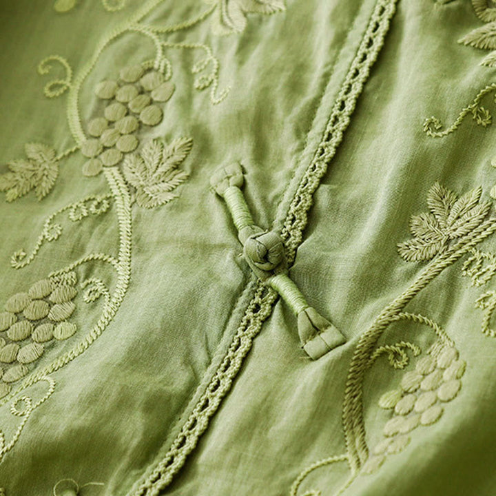 Buddha Stones Chemise en coton pour femme à manches trois-quarts, ornée de dentelle et de motifs de raisins brodés. Fermeture à boutons brandebourg. - image 1