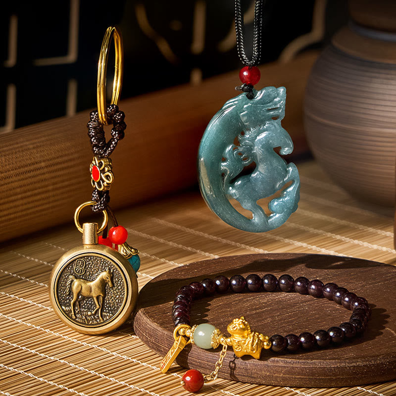 Buddha Stones Année du Cheval Grenat Dragon Jade Fu Pack de Protection Chanceux de Personnage - Ensemble de protection en laiton, grenat et jade pour cheval - image 0