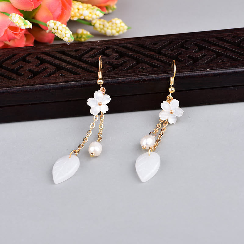 Buddha Stones Boucles d'oreilles pendantes « Bonheur » avec feuilles de fleurs blanches nacrées - image 1