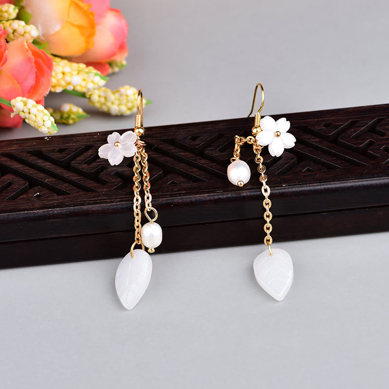 Buddha Stones Boucles d'oreilles pendantes « Bonheur » avec feuilles de fleurs blanches nacrées - image 2