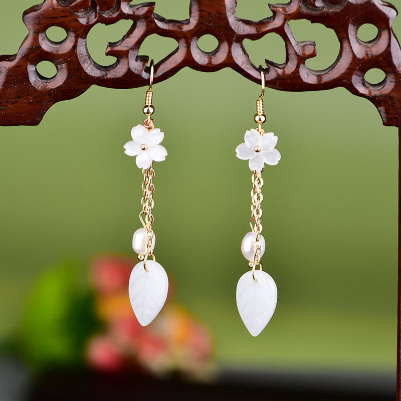 Buddha Stones Boucles d'oreilles pendantes « Bonheur » avec feuilles de fleurs blanches nacrées - Fleur (poteaux en cuivre) - image 0