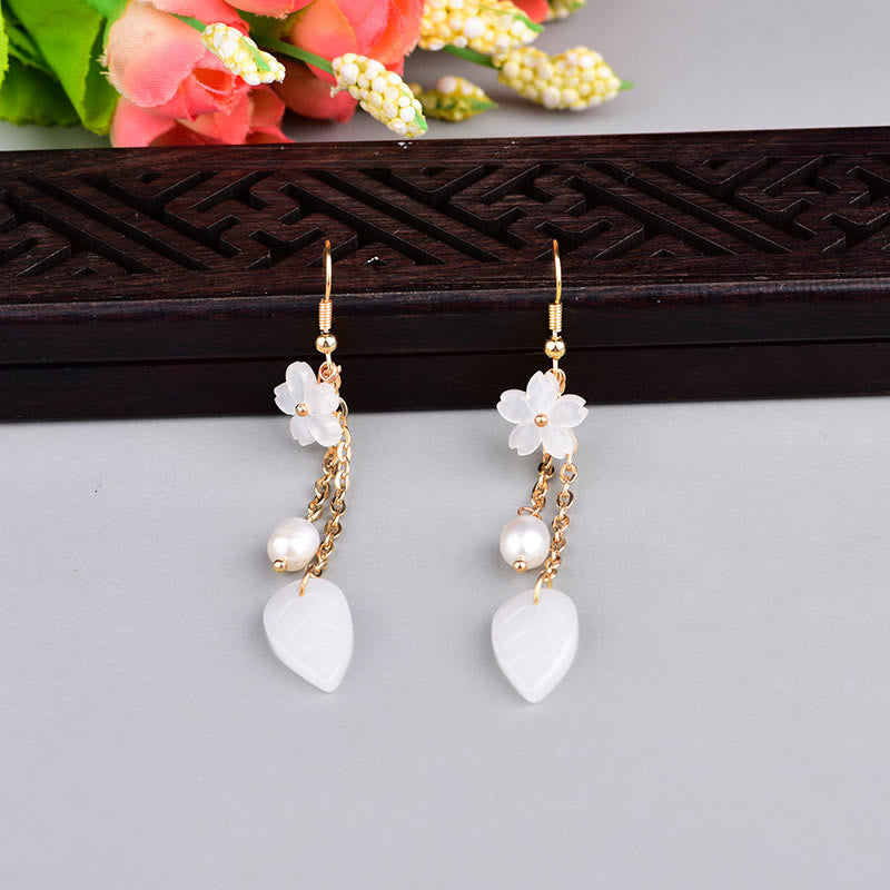 Buddha Stones Boucles d'oreilles pendantes « Bonheur » avec feuilles de fleurs blanches nacrées - image 3