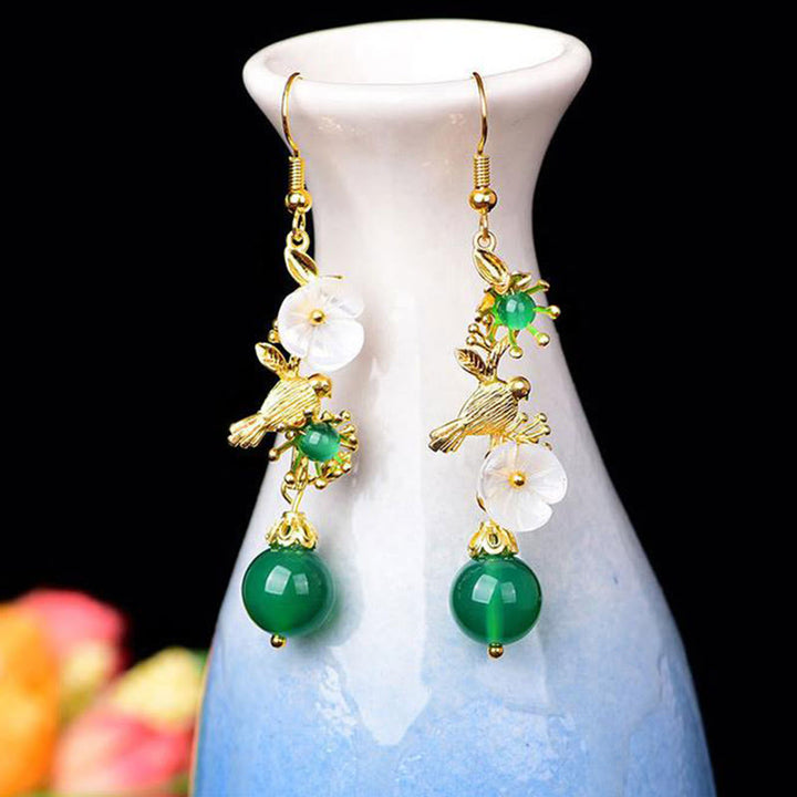Buddha Stones Boucles d'oreilles pendantes en agate verte, fleur blanche et oiseau, ornées de perles et de perles d'agate verte - image 3