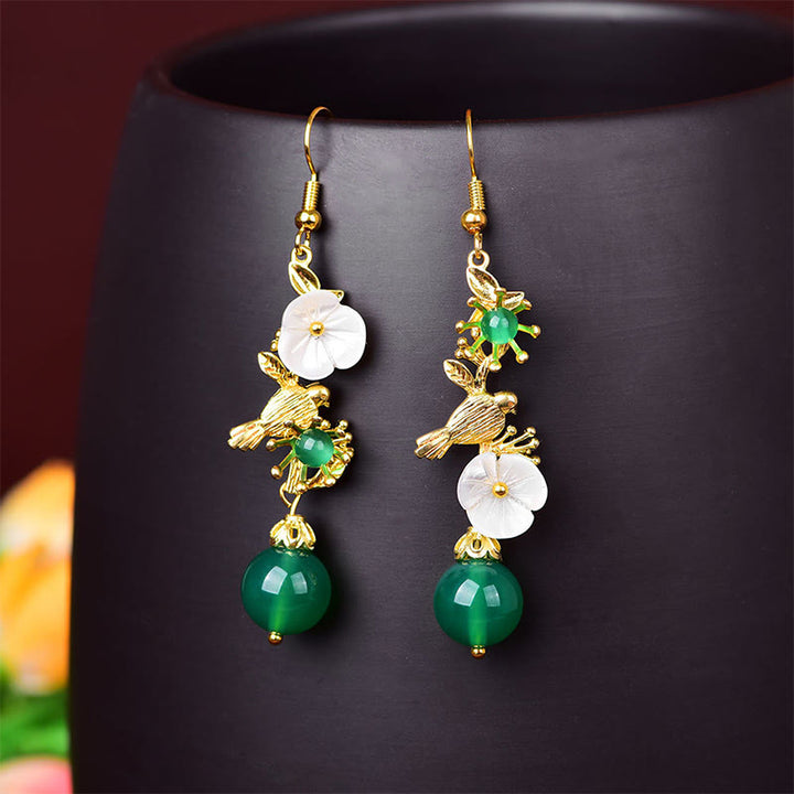 Buddha Stones Boucles d'oreilles pendantes en agate verte, fleur blanche et oiseau, ornées de perles et de perles d'agate verte - Agate verte (poteaux en cuivre) - image 0