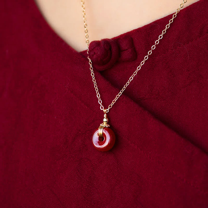 Collier avec pendentif en pierre de cinabre et boucle de paix en Buddha Stones