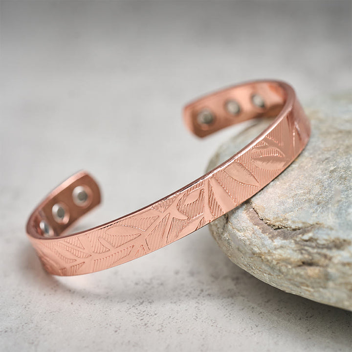Buddha Stones Bracelet jonc ouvert en cuivre à motif de rose, symbole de chance et d'équilibre. - image 1