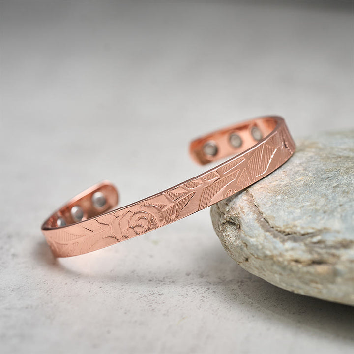 Buddha Stones Bracelet jonc ouvert en cuivre à motif de rose, symbole de chance et d'équilibre. - Bracelet en cuivre de 8 mm (tour de poignet : 15-18 cm) - image 7