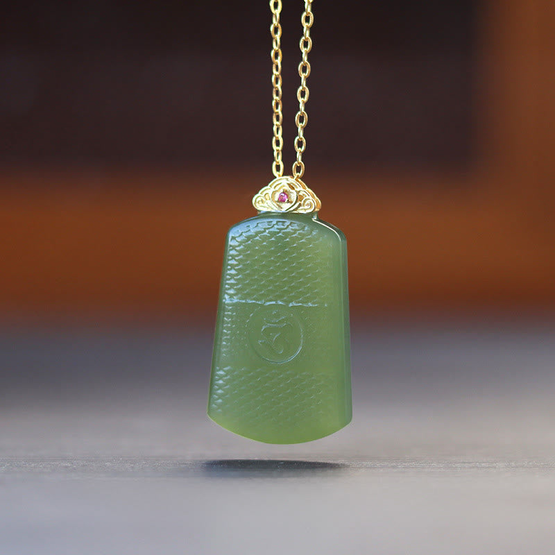 Buddha Stones Pendentif en jade Hetian et argent sterling 925, symbole Om de prospérité - Jade Hetian foncé et argent sterling 925 - image 0