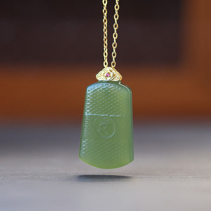 Buddha Stones Pendentif en jade Hetian et argent sterling 925, symbole Om de prospérité - Jade Hetian foncé et argent sterling 925 - image 0