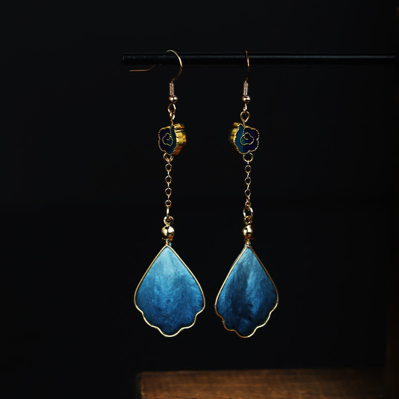 Buddha Stones Boucles d'oreilles pendantes à crochet, en soie artisanale, en forme de pétale, symbole de bonne fortune et de bénédiction. - Pétale bleu (Dimensions : environ 8,5 x 2 cm) - image 0