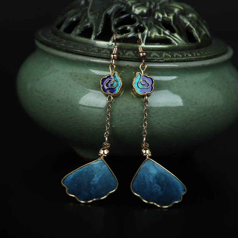 Buddha Stones Boucles d'oreilles pendantes à crochet, en soie artisanale, en forme de pétale, symbole de bonne fortune et de bénédiction. - image 3