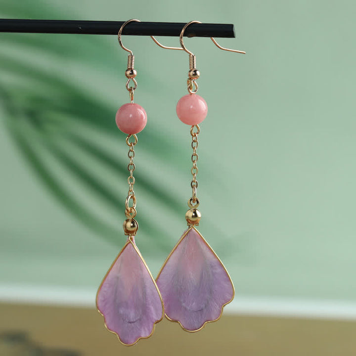 Buddha Stones Boucles d'oreilles pendantes à crochet, en soie artisanale, en forme de pétale, symbole de bonne fortune et de bénédiction. - Pétale rose (Dimensions : environ 8,5 x 2 cm) - image 9